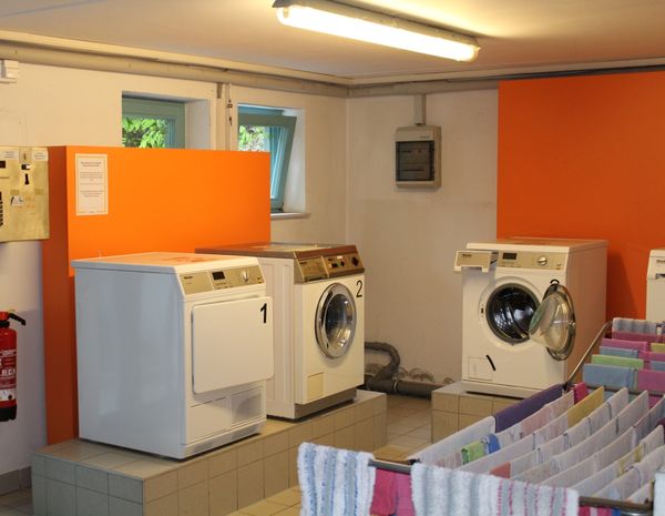 Foto Blick in einen Waschmaschinenraum